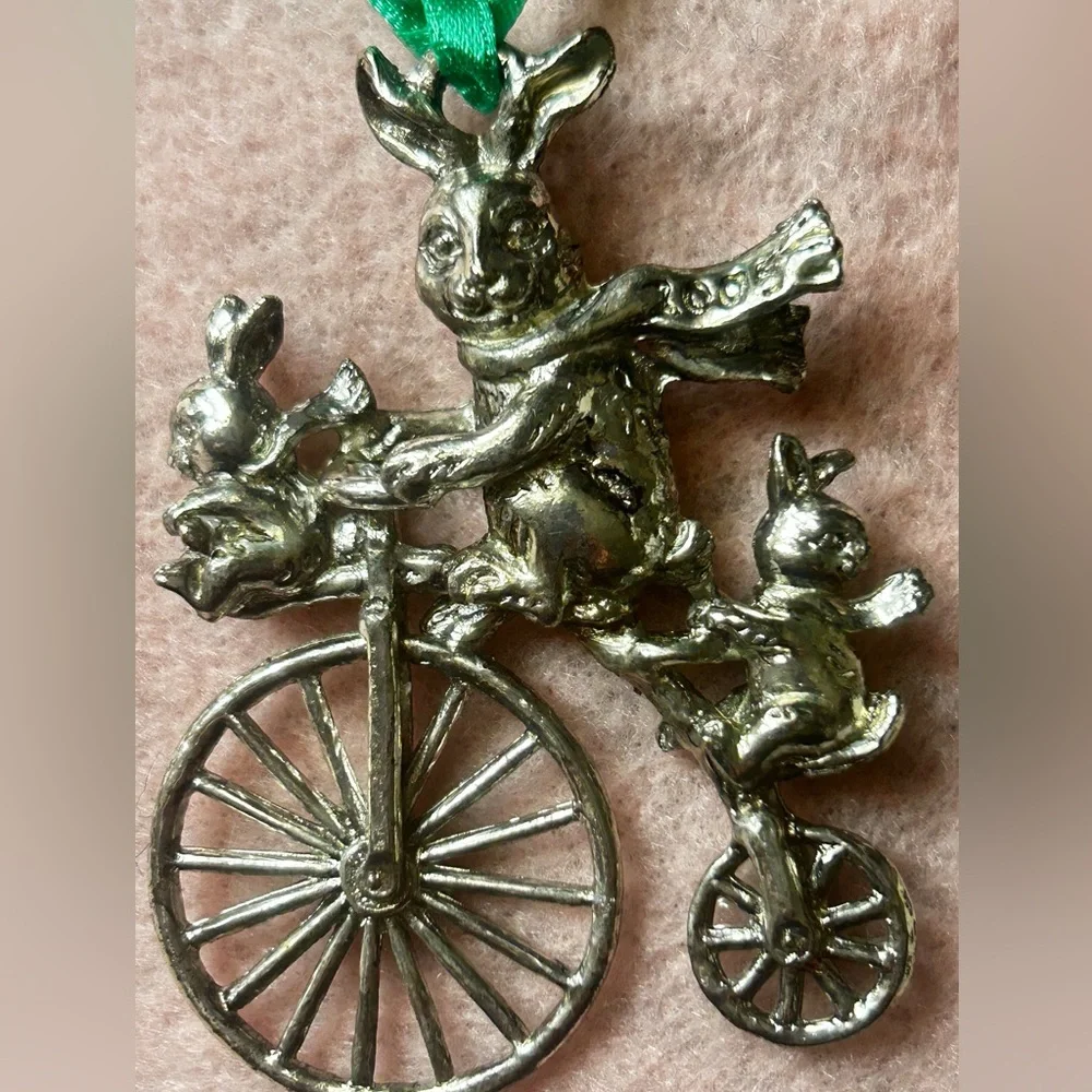2005 BUNNY Arthur Court Rabbit-Pewter Ornament - Picture 3 of 5